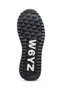 Suola di scarpa in gomma nera con grip a motivo stellato, con la scritta "W6YZ" in bianco al centro, design testurizzato e curvato.