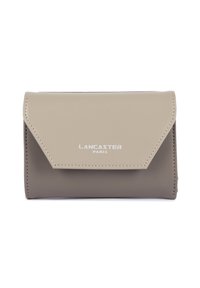 Portafoglio compatto beige e taupe in pelle Lancaster Paris con pattina frontale e logo silver centrato su sfondo bianco.