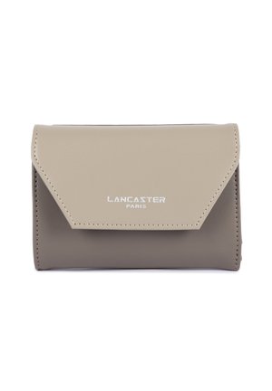 Portafoglio compatto beige e taupe in pelle Lancaster Paris con pattina frontale e logo silver centrato su sfondo bianco.