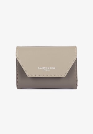 Portafoglio compatto beige e taupe in pelle Lancaster Paris con pattina frontale e logo silver centrato su sfondo bianco.