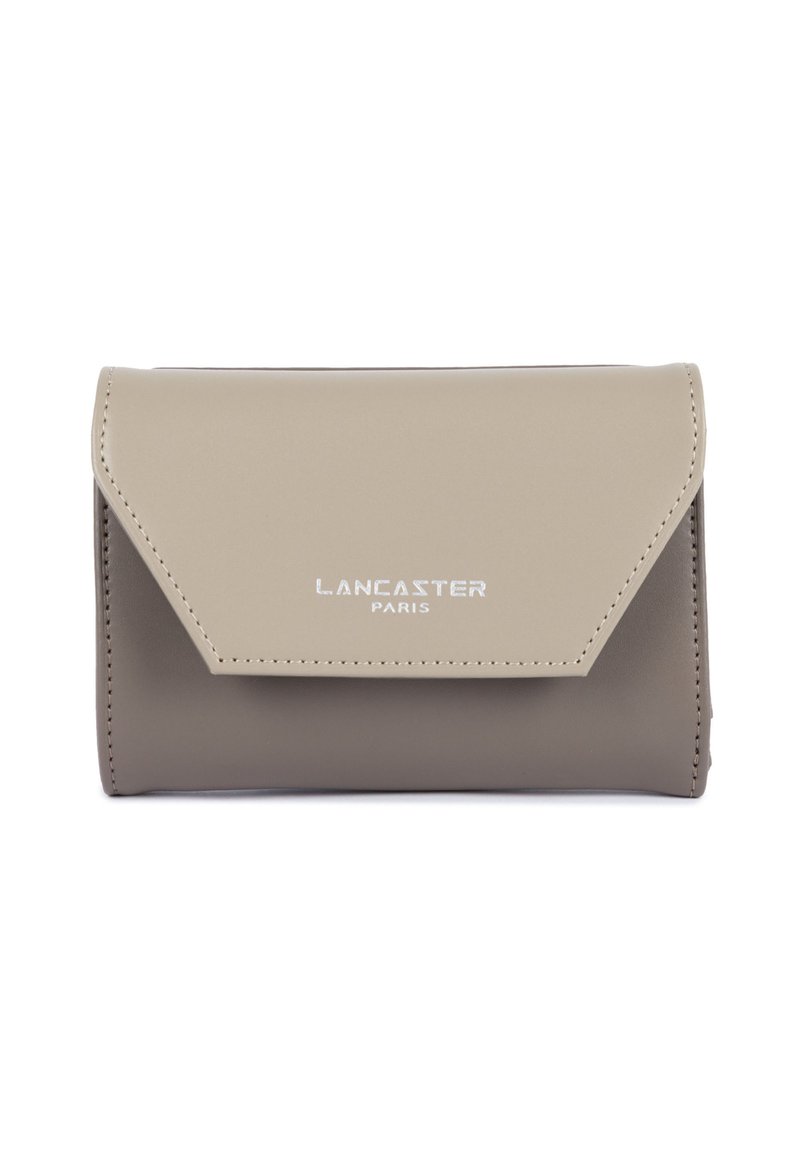 Portafoglio compatto beige e taupe in pelle Lancaster Paris con pattina frontale e logo silver centrato su sfondo bianco.