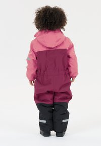 Fuchsia en donkergrijze waterdichte sneeuwpak met elastische taille, capuchon en reflecterende strepen, met een gladde textuur en een nauwsluitende pasvorm.