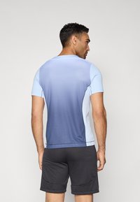 Herre kortermet gradient sports skjorte i lys blå til marineblå, med en tettsittende design, glatt tekstur og kontrasterende sidepaneler.
