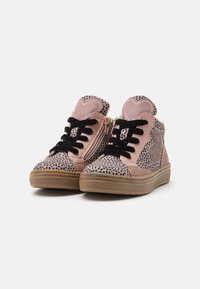 Rosa og svarte mønstrede høye sneakers med snøring foran, glidelås på siden, hjerteformede detaljer og en teksturert beige såle.