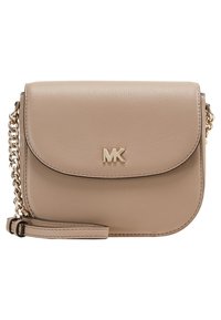 Valkoinen nahkainen olkalaukku pyöreällä muotoilulla, kultasävyisillä metalliosilla ja ketjuhihnalla. Ominaisuuksiin kuuluu läppälukko ja kohotettu logo.