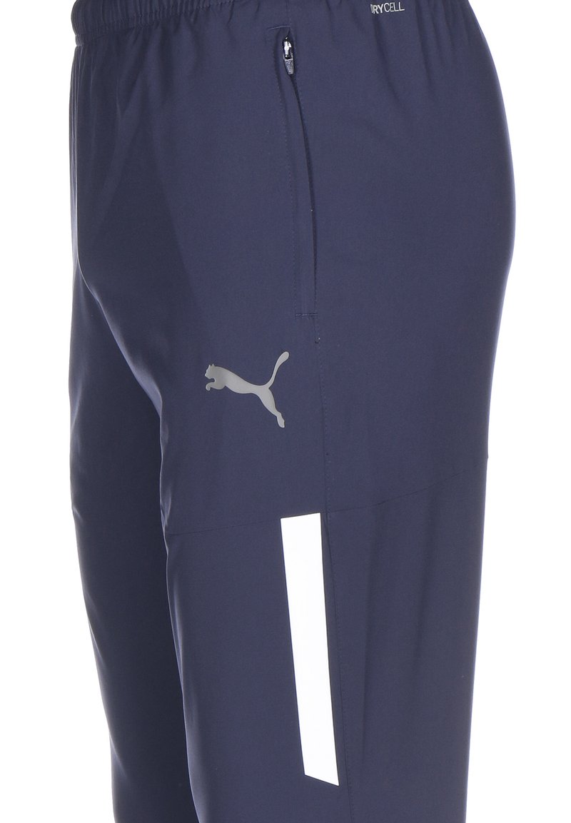 Pantaloni sportivi navy realizzati in materiale traspirante, con una tasca con zip, striscia di accento bianco e logo riflettente.