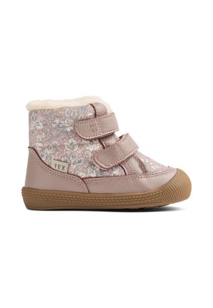 Pinkfarbener Kinder-Winterstiefel mit Blumenmuster, zwei Klettverschlüssen, flauschigem weißem Futter sowie brauner Gummisohle und Zehenkappe.
