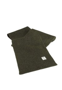 Bufanda de punto acanalado verde, hecha de material suave y con un diseño sencillo. Presenta una pequeña etiqueta con texto en un extremo.