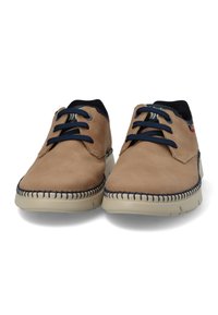 Zapatos de cuero marrón con cordones azul marino, con un borde cosido y una suela beige clara. Diseño simple con un perfil bajo y punta redonda.