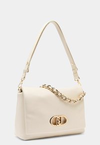 Krämfärgad handväska av mjukt material, med överfällt lock, guldfärgade detaljer och ett axelband med kedjeaccenter.