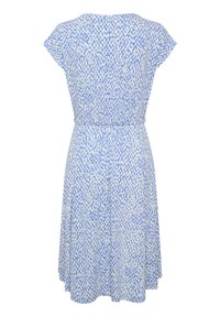 Blaues und weißes gemustertes Kleid mit kurzen Ärmeln, einer taillierten Taille und einem ausladenden Rock. Strukturierter Stoff mit einem weichen, fließenden Design.