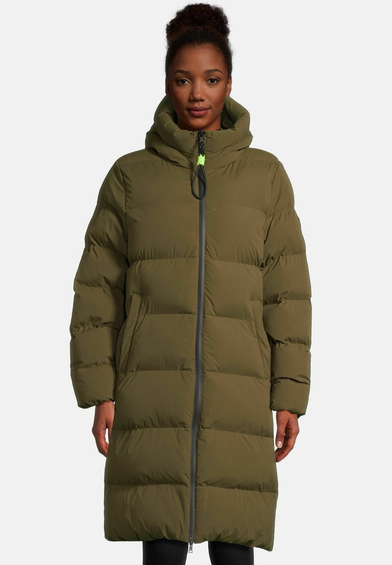 Grüne Puffermantel mit Kapuze, ausgestattet mit einem durchgehenden Reißverschluss und einem kontrastierenden grauen Reißverschluss. Das Design umfasst gesteppten Abschnitte zur Isolierung.