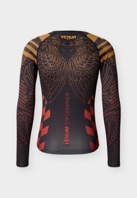 Μακρυμάνικο rash guard σε μαύρο χρώμα με κόκκινο και πορτοκαλί γραφικό σχέδιο, που περιλαμβάνει σχέδια φτερών και το κείμενο «Venum Performance» στην πλάτη.