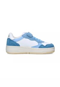 Sneaker bianco e azzurro chiaro realizzato in materiali scamosciati e in pelle, con forma rotonda, suola piatta in gomma, lacci e cinturino regolabile.