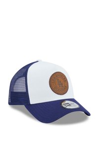 Trucker-Cap mit weißem Vorderteil und blauen Netzseiten, ausgestattet mit einem runden braunen Lederlogo-Patch, auf dem "Los Angeles Dodgers" steht.