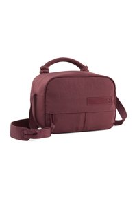 Borsa bordeaux con tessuto testurizzato, forma rettangolare, manico superiore annodato, tracolla regolabile e una piccola tasca frontale con accento del logo.