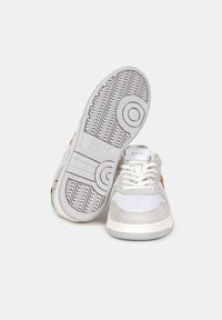 Sneaker bianche con dettagli in suede grigi e arancioni. Caratterizzate da un design perforato, suola testurizzata e lacci piatti bianchi.