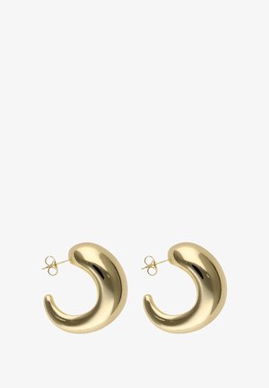 Cercei aurii cu formă curbată de semilună, având o textură netedă și lustruită și închidere cu tija în spate. Suprafața reflectorizantă evidențiază designul.