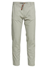 Pantalon en coton gris clair avec taille à cordon et lien à motif. Coupe slim avec poches latérales et arrière. Texture lisse, sans motifs visibles.