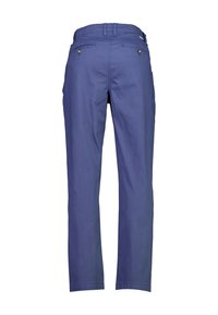 Pantaloni di cotone blu con design a gamba dritta, caratterizzati da due tasche posteriori con bottoni e una vita standard. Tessitura liscia e dettagli minimi.