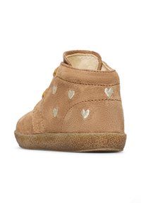 Stivale in suede marrone con motivi a cuore dorati, collo imbottito e suola in gomma testurizzata. Presenta un design con lacci per una vestibilità sicura.