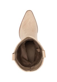 Botín de ante beige hasta el tobillo con puntera puntiaguda, diseño embosado sutil en el caña y forro interior suave. Acentuado con un borde cosido.