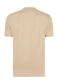 Beige Poloshirt mit kurzen Ärmeln aus glattem Stoff und klassischem Kragen, der eine dezente Textur aufweist und keine sichtbaren Muster oder Akzente hat.