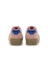 Zapatillas de ante rosa con detalles azules, suela de goma gris y marcas en negro en el talón. Diseño redondeado y cuello acolchado para mayor comodidad.