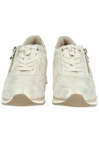 Para niebiesko-beżowych casualowych trampek z beżowymi podeszwami, sznurowadłami z przodu i bocznymi zamkami zapewniającymi łatwe zakładanie, widocznych z przodu.