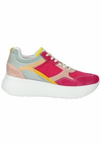 Baskets colorées avec des panneaux rose, beige, gris et jaune, des lacets blancs et une semelle blanche épaisse, vues de côté sur un fond blanc.