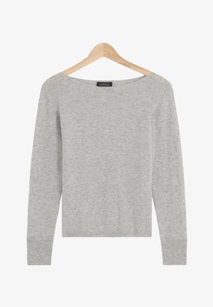 Vaaleanharmaa pitkähihaisen neulepaita, joka on valmistettu pehmeästä kankaasta. Siinä on leveä pääntie sekä ribbireunat hihoissa ja helmassa. Roikkuu puun hangotteessa.