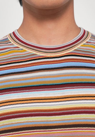 Pull en tricot multicolore à rayures avec des lignes horizontales rouges, jaunes, brunes, bleues et grises, doté d'un col rond côtelé et d'un tissu texturé.