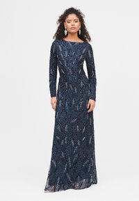 Marineblaues Kleid mit langen Ärmeln und einem Bootsausschnitt. Verfügt über bestickte Blattmuster und eine figurbetonte Taille, die in einen bodenlangen Rock übergeht.