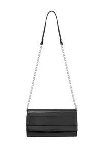 Czarna torebka z lakierowanej skóry o eleganckim prostokątnym kształcie, z łańcuszkowym paskiem oraz fakturowanym przodem z poziomymi detalami.