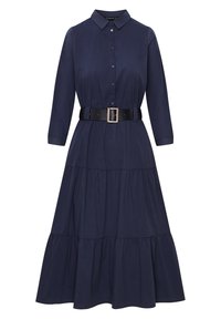 Vestido azul marino con un frente abotonado, cuello y mangas de tres cuartos. Presenta un cinturón negro con hebilla cuadrada y un diseño de falda en capas.