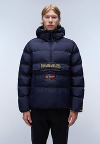 Giacca imbottita blu navy con cappuccio, con tasca frontale e un patch della bandiera norvegese rosso, bianco e blu. Design del logo "Napapijri" audace.