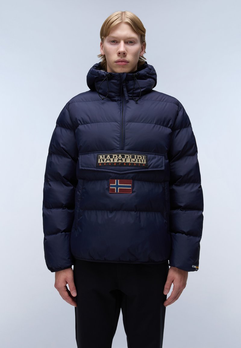 Giacca imbottita blu navy con cappuccio, con tasca frontale e un patch della bandiera norvegese rosso, bianco e blu. Design del logo "Napapijri" audace.
