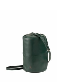 Borsa cilindrica in pelle verde con una texture liscia, tracolla regolabile e chiusura con zip nella parte superiore. Presenta un design minimalista.