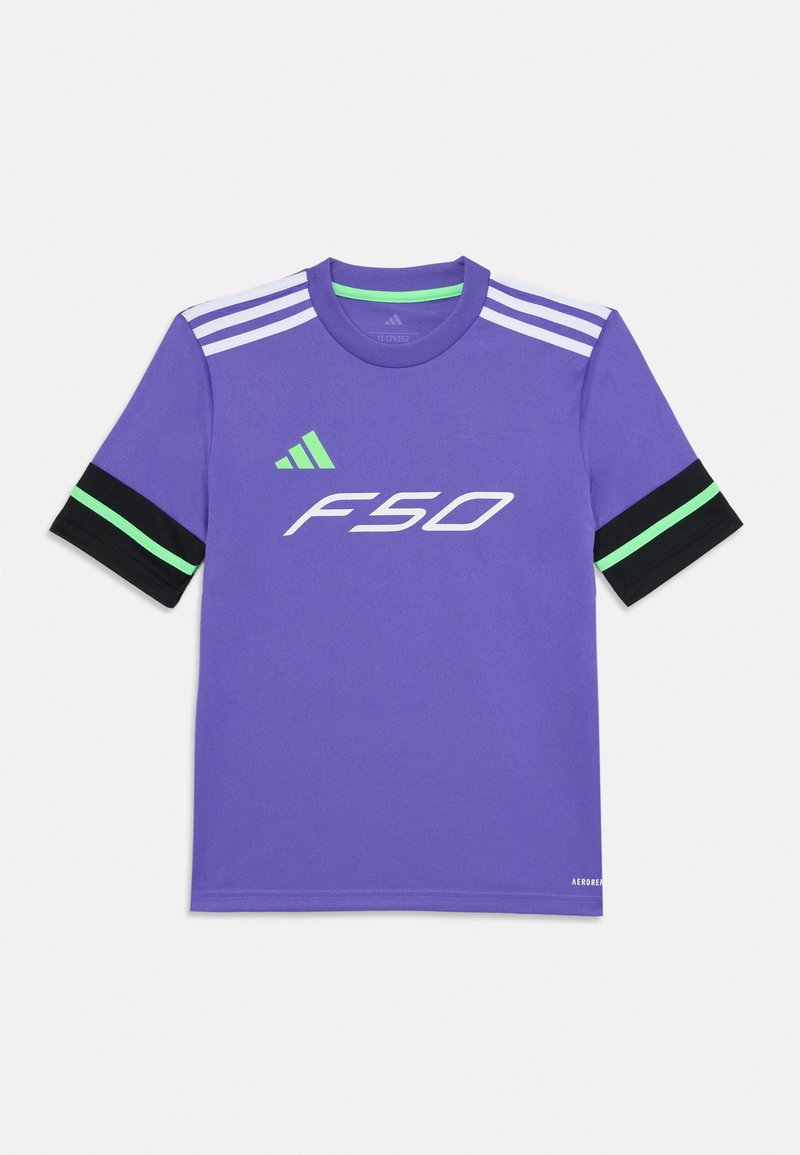 Violets sporta krekls, izgatavots no gludas auduma, ar melnajiem un zaļajiem akcentiem uz piedurknēm, trijām baltām svītrām uz pleciem un 'F50' logo.
