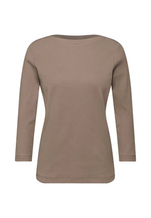 Taupefarbenes, geripptes Strickshirt mit langen Ärmeln, Bootsausschnitt und figurbetonter Passform, vor weißem Hintergrund dargestellt.