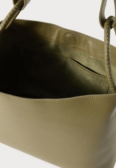 Olivgrüne Leder-Tote-Tasche mit einer breiten Öffnung, strukturierter Oberfläche und einem Innenfach. Besitzt zwei Griffe und eine glatte Oberfläche.