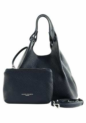 Sac à main noir en cuir texturé avec pochette zippée assortie et bandoulière amovible, nom de la marque "Gianni Chiarini Firenze" sur la pochette.