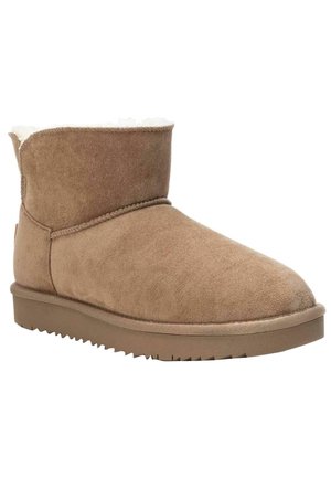 Bottine marron en daim avec doublure en shearling, semelle en caoutchouc plate et bout arrondi, conçue pour le confort par temps froid.