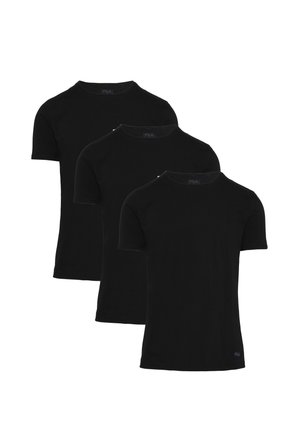Tre simple sorte t-shirts med korte ærmer og rund hals, arrangeret i en forskudt formation med en lille logo nær kanten.