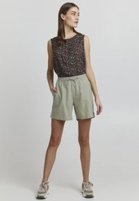 Oxmo OXALGEA LINEN MIX - Šortai - seagrass