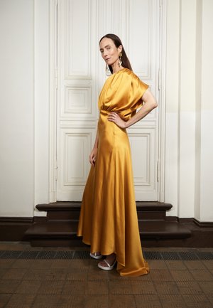 FIONA DRESS - Společenské šaty - mustard