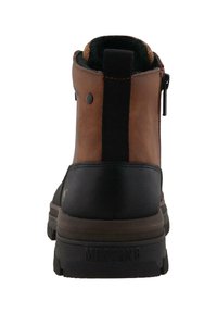 Bota de tobillo marrón y negra con parte superior de cuero texturizado, cierre de cremallera y suela de goma resistente; presenta un panel trasero en contraste.