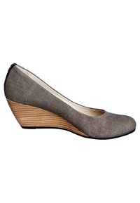 Grå tyg kilklackssko med rund tå, texturerad träliknande kilklack och en slät svart sula. Enkelt design med minimala accenter.