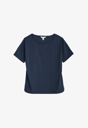 Mørkeblå kortærmet t-shirt med bred halsudskæring, blød tekstur og afslappet pasform. Rundet kant og ingen synlige mønstre eller hardware.