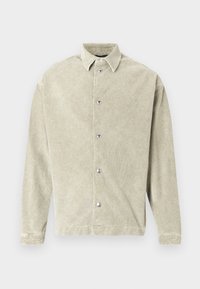Chemise en tissu vert clair texturé avec un col classique, des manches longues et une fermeture frontale à boutons argentés.